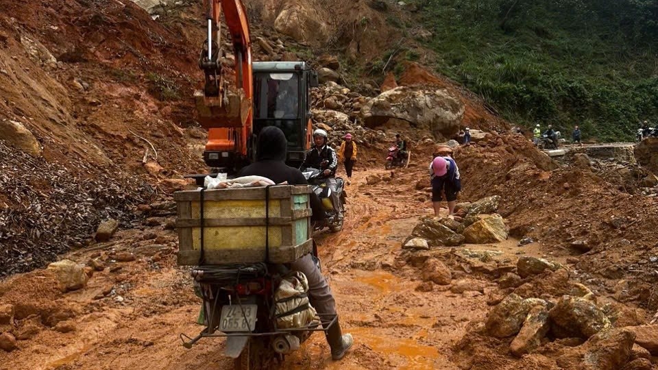 Sạt lở trên đường vào Bản Cái (ảnh BLC) (1).jpg