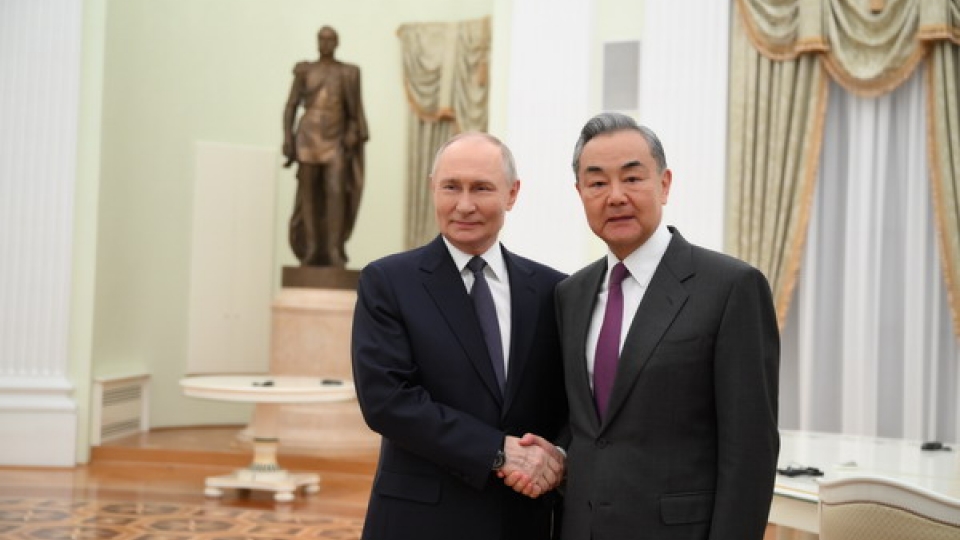 Tổng thống Nga Vladimir Putin gặp Bộ trưởng Ngoại giao Trung Quốc Vương Nghị tại Moscow ngày 1_4. Ảnh_ Bộ Ngoại giao Trung Quốc.jpg