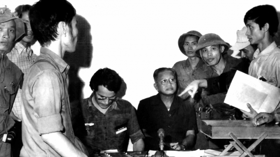 _kts_nguyen_huu_thai_nguoi_cam_tap_tai_lieu_tai_dai_phat_thanh_sai_gon_trua_ngay_30_4_1975._anh_do_nhan_vat_cung_cap.jpg