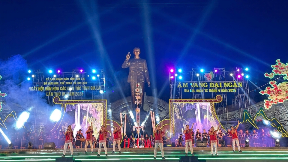 _le_khai_mac_ngay_hoi_dien_ra_tai_quang_truong_dai_doan_ket_tp._pleiku.jpg