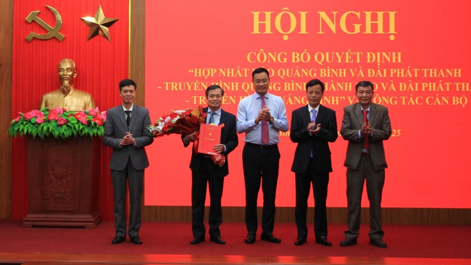 bi_thu_tinh_uy_quang_binh_trao_quyet_dinh_va_tang_hoa_chuc_mung_lanh_dao_bao_va_dai_phat_thanh_-_truyen_hinh_quang_binh_duoc_bo_nhiem.jpg