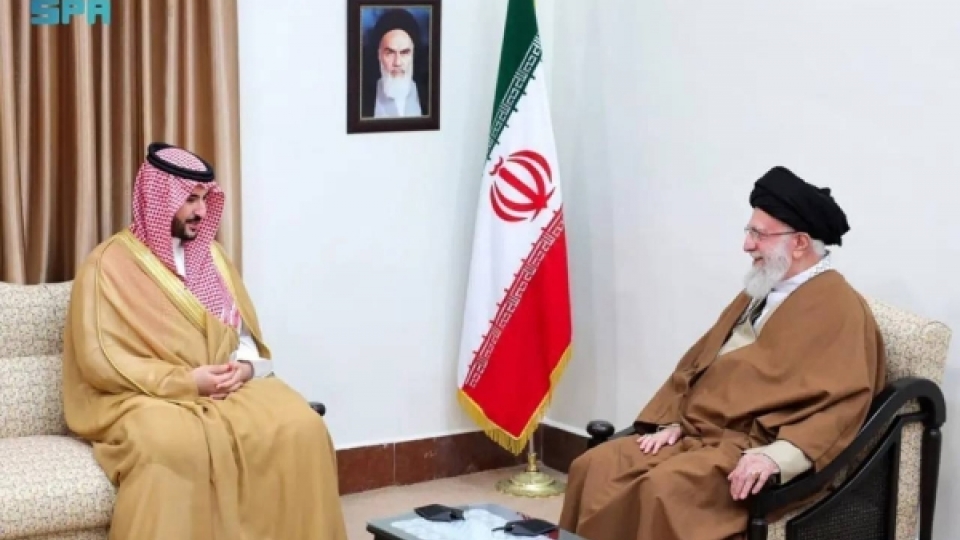 bo_truong_quoc_phong_saudi_arabia_hoang_tu_khalid_bin_salman_hoi_dam_voi_lanh_tu_toi_cao_iran_dai_giao_chu_ali_khamenei._anh_spa.jpg
