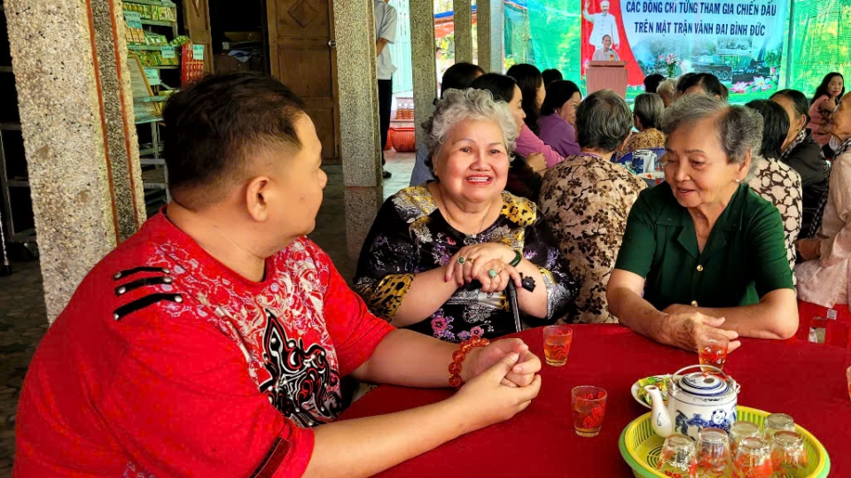 cac_cuu_chien_binh_vui_mung_tai_buoi_hoi_ngo_.jpg