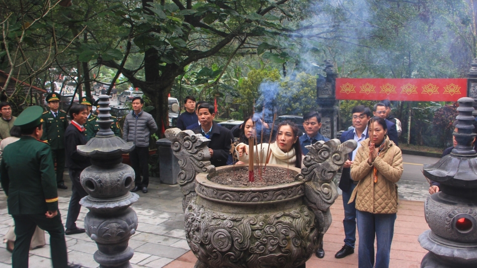 can_bo_chien_si_va_nhan_dan_dang_huong_tuong_niem_tai_hang_tam_co.jpg