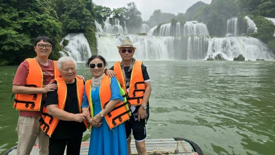 chinese tourists visit vietnam.jpg