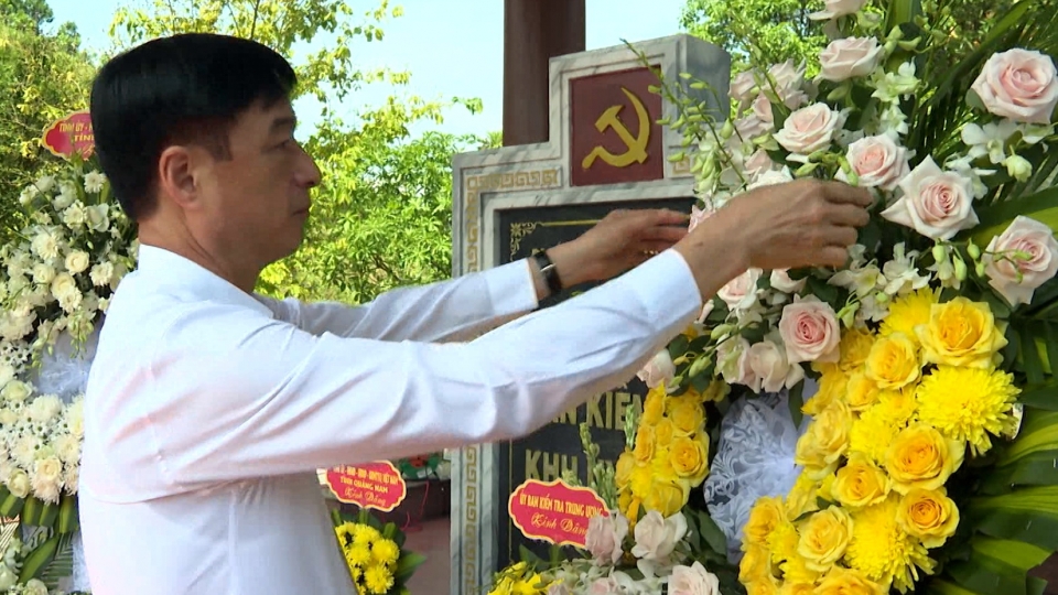 chu_nhiem_uy_ban_kiem_tra_trung_uong_nguyen_duy_ngoc_dat_vong_hoa_tai_nha_bia_di_tich_ban_kiem_tra_khu_uy_khu_5_thuoc_quan_the_khu_can_cu_nuoc_oa.jpg