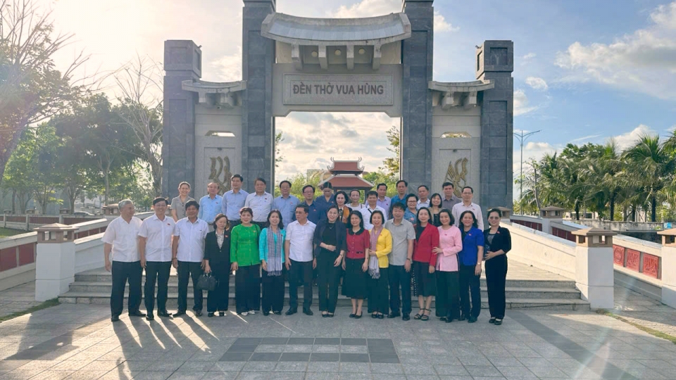 dai_bieu_quoc_hoi_chuyen_trach_cac_tinh_thanh_pho_dang_huong_tai_den_tho_vua_hung.jpg