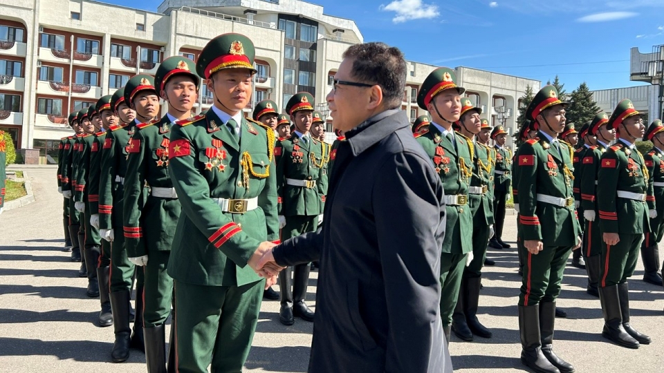 dai_su_dang_minh_khoi_an_can_tham_hoi_cac_chien_si.jpg