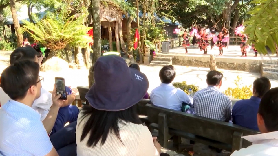 du_khach_thuong_thuc_van_hoa_van_nghe_tai_ban_sin_suoi_ho.jpg