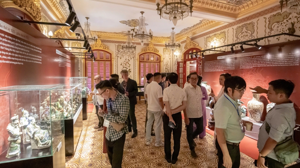 du_khach_xem_trien_lam_hanh_trinh_gom_viet_tai_dai_noi_hue.jpg