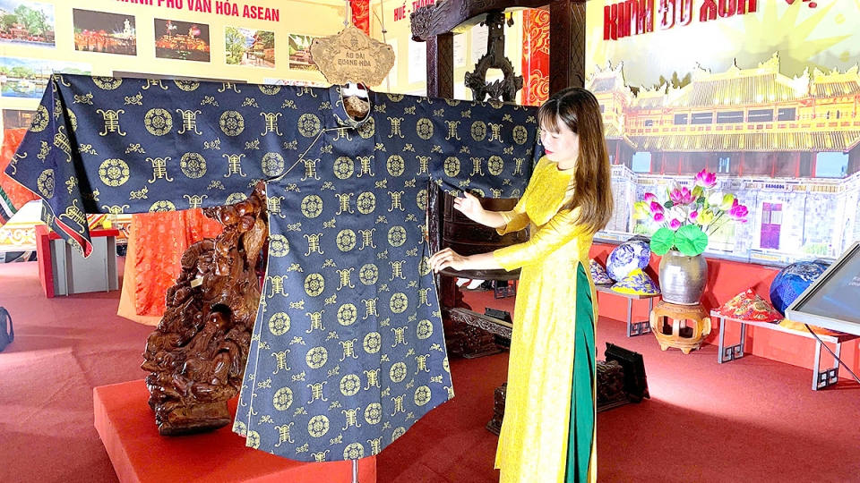 gioi_theu_ao_dai_ngu_than_hue.jpg