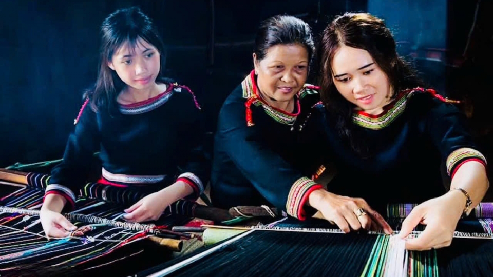 nghe_nhan_hjih_ayun_dang_day_hoc_vien_det_hoa_van_anh_bui_van_co.jpg