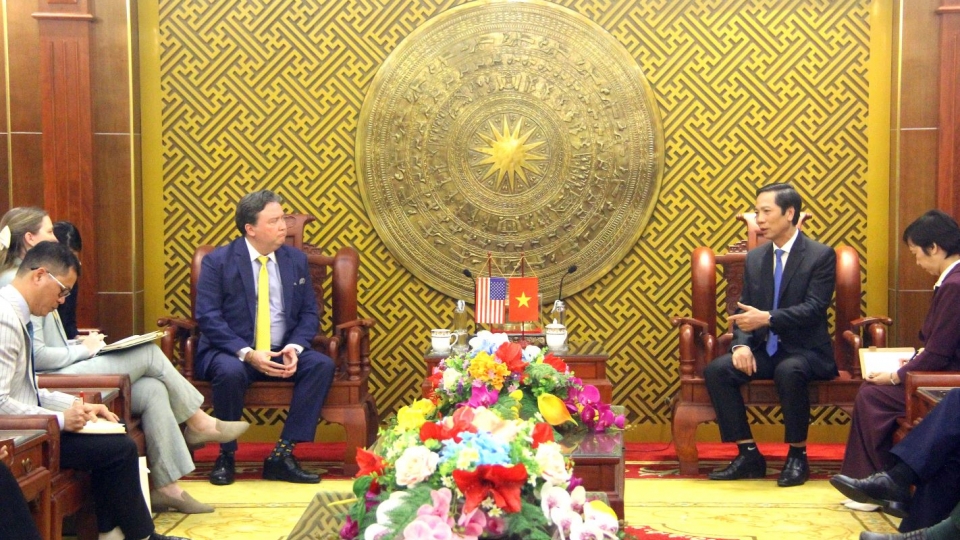 ong_hoang_nam_pho_chu_tich_ubnd_tinh_quang_tri_tiep_ong_marc_evans_knapper_dai_su_hoa_ky_tai_viet_nam.jpg