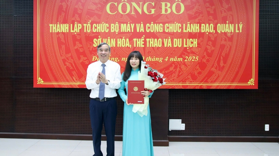 ong_le_trung_chinh_chu_tich_ubnd_thanh_pho_da_nang_trao_quyet_dinh_va_tang_hoa_chuc_mung_ba_truong_thi_hong_hanh.jpg