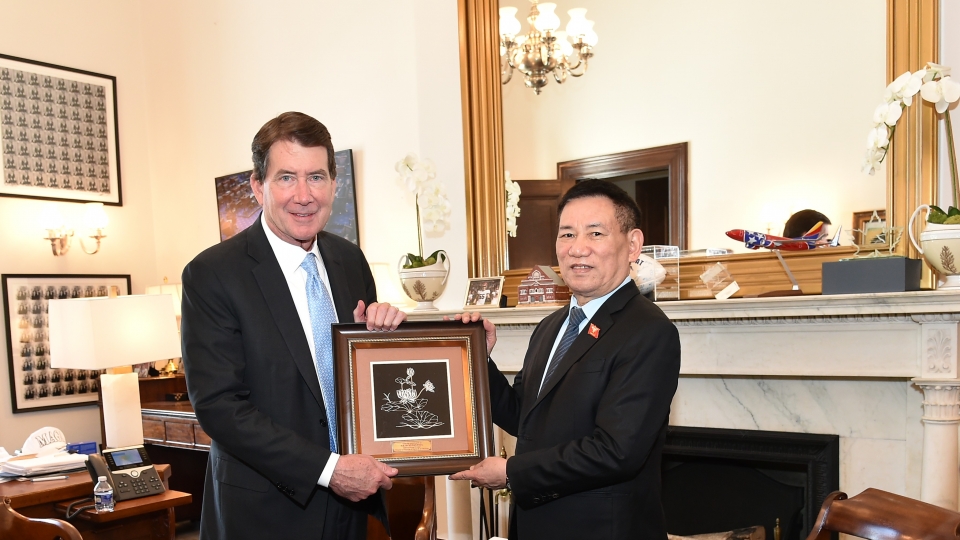 pho_thu_tuong_ho_duc_phoc_va_thuong_nghi_sy_bill_hagerty_dang_cong_hoa_-_bang_tennesse.jpg