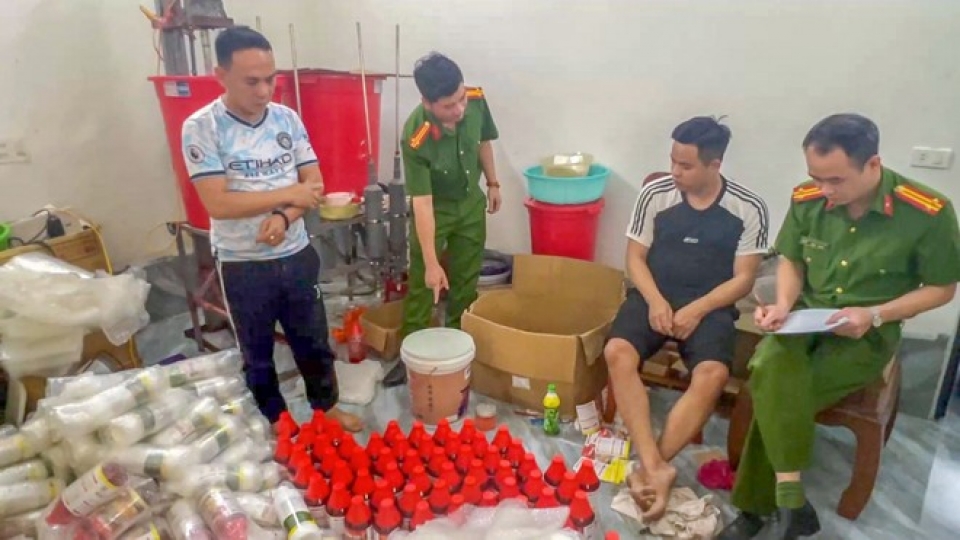 phong-canh-sat-kinh-te-cong-an-tinh-bac-giang-kiem-tra-phat-hien-co-so-san-xuat-thuoc-diet-chuot-va-thuoc-bao-ve-thuc-vat-gia-tai-nha-nguyen-van-vinh-2333-948.jpeg