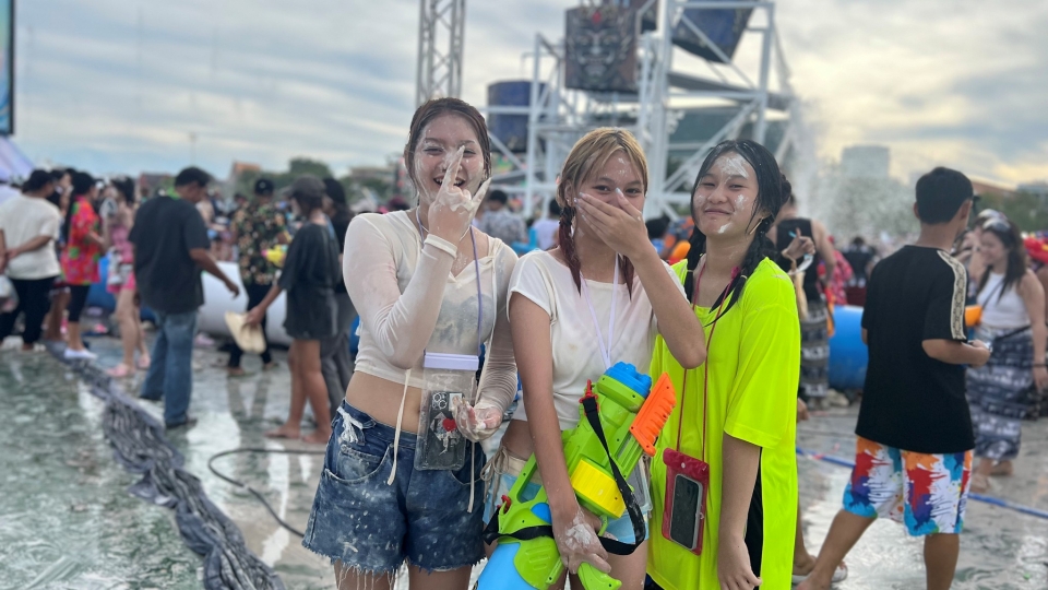 rs-anh_du_khach_den_thai_lan_tham_gia_le_hoi_songkran_thang_4.2025_anh_vov_bangkok.jpg