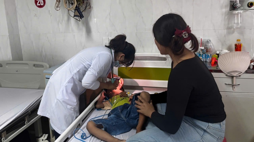 sau_2_lan_gap_di_vat_hien_tai_be_van_con_viem_phoi_nang_va_dang_duoc_dieu_tri_tai_khoa_nhi_tong_hop_benh_vien_da_khoa_vung_tay_nguyen.jpg