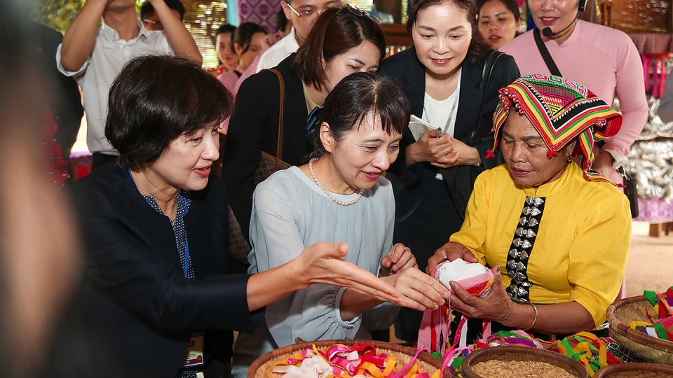 tai_day_ba_ishiba_yoshiko_phu_nhan_thu_tuong_nhat_ban_duoc_nghe_nhan_lo_thi_tom_huong_dan_lam_qua_con_cua_dong_bao_dan_toc_thai.jpg