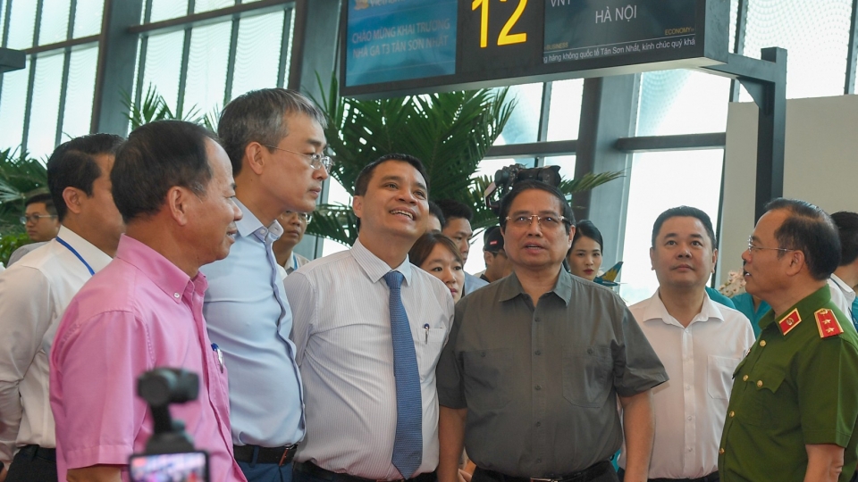thu_tuong_chinh_phu_cung_dai_dien_cac_bo_ban_nganh_tham_quan_nha_ga_moi_t3.jpg