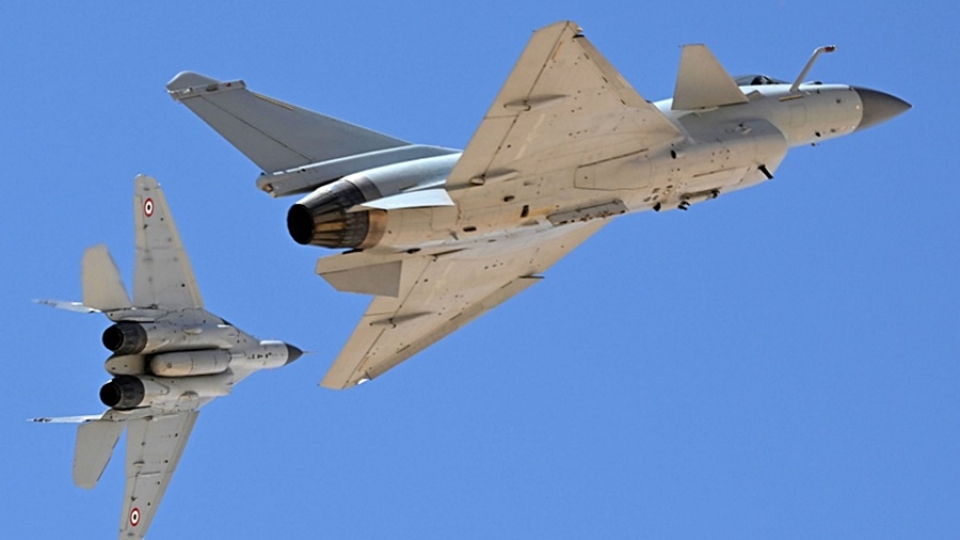tiem kich J-10C (ben fai) , may bay Trung Quoc, khong quan Trung Quoc tap tran canh Mig-29 khong quan Ai Cap -cctv.jpg