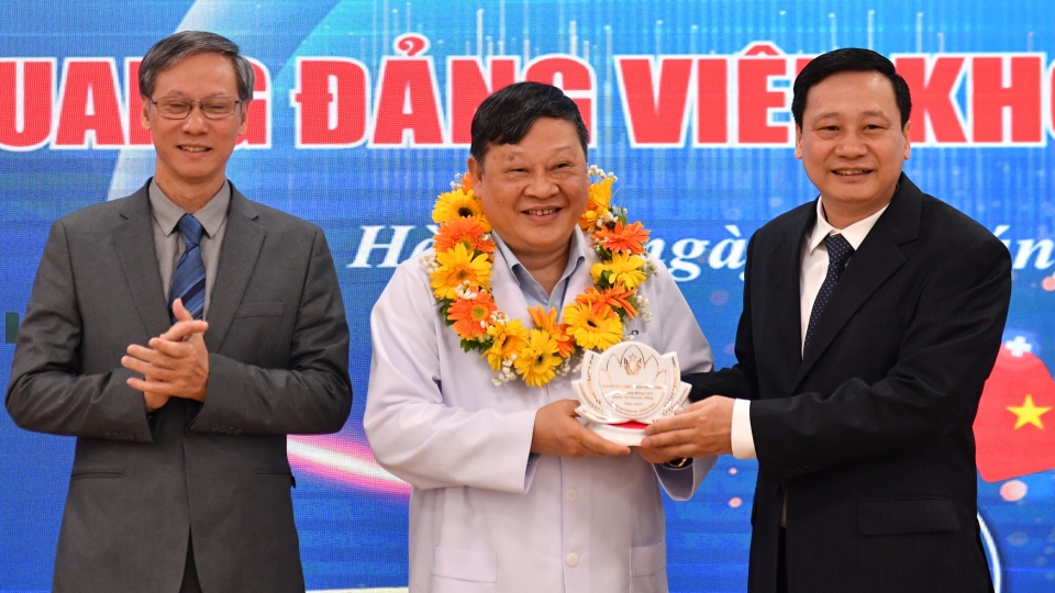 ton vinh dang vien bac si (2).JPG