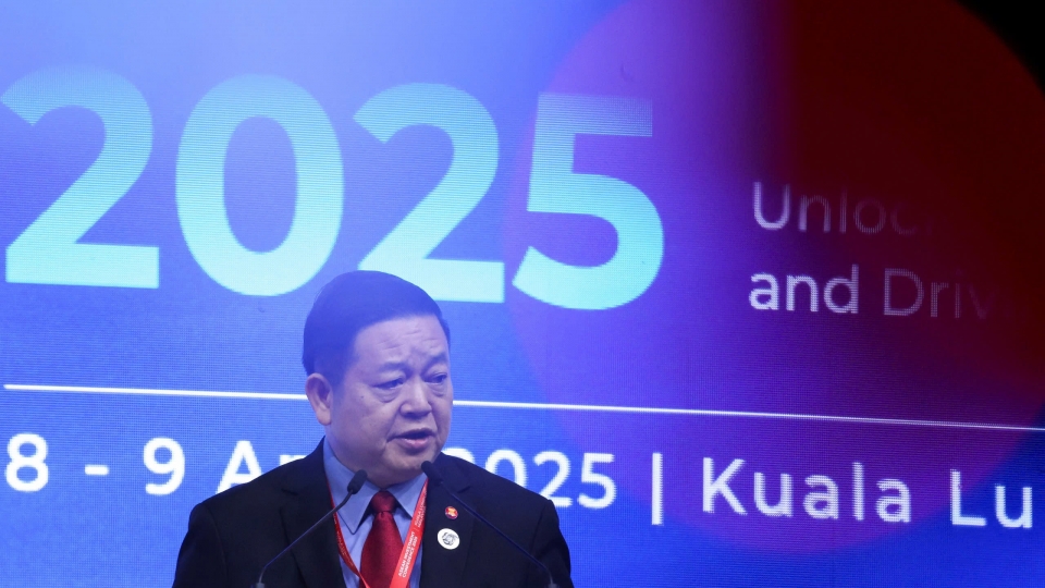 tong_thu_ky_asean_kao_kim_hourn_phat_bieu_tai_hoi_nghi_dau_tu_truoc_them_hoi_nghi_bo_truong_tai_chinh_va_thong_doc_ngan_hang_trung_uong_asean_lan_thu_12_afmgm_12_tai_kuala_lumpur_malaysia_vao_hom_9.jpg
