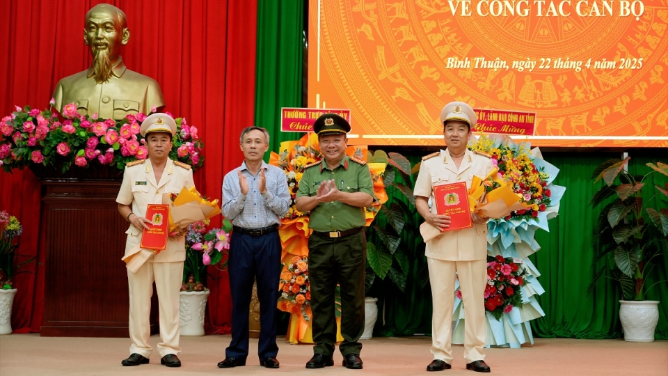 trao quyết định cho.jpg