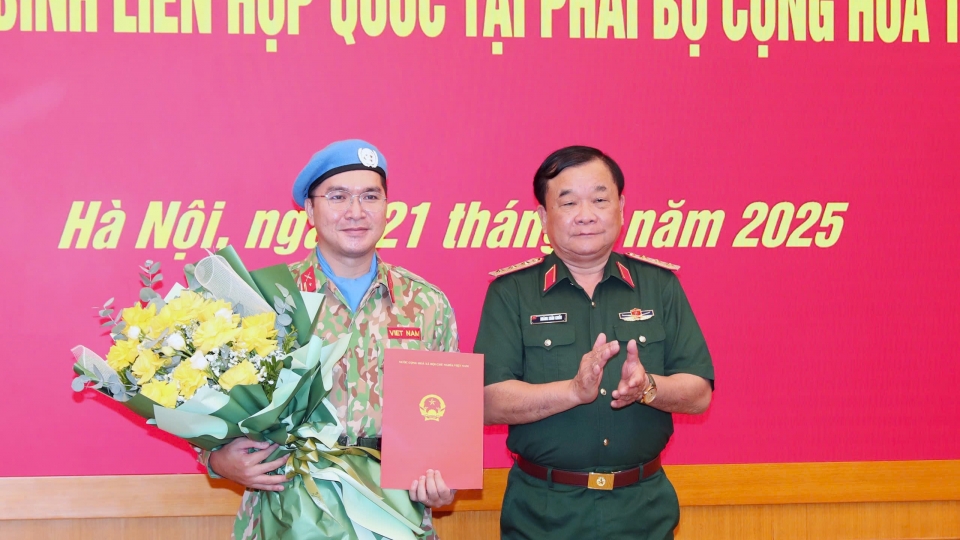 trao_quyet_dinh_cua_chu_tich_nuoc_cho_si_quan_len_duong_gin_giu_hoa_binh_5.jpg