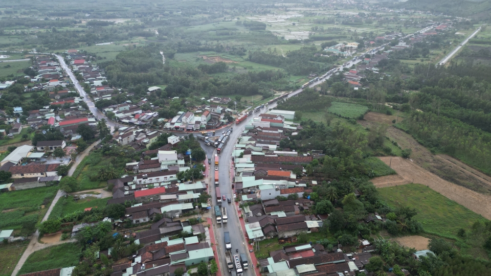 vov_doan_xe_nam_cho_luu_thong_qua_deo_an_khe_20241213171353_20250428125403.jpg