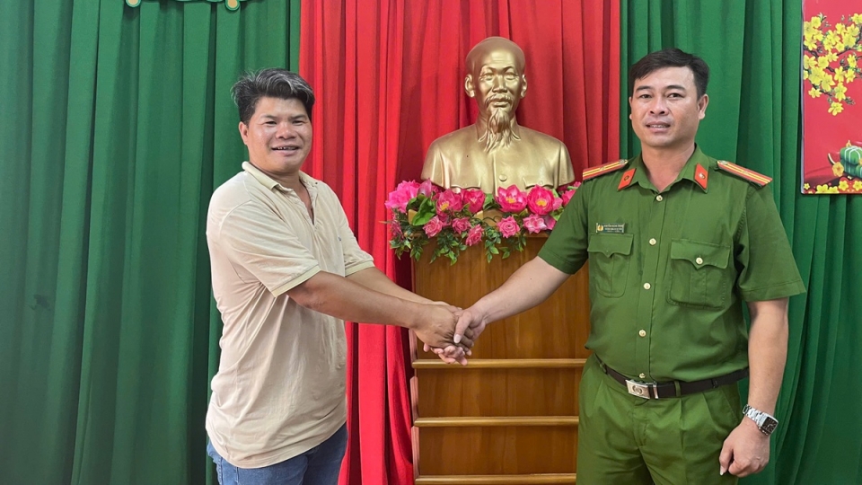Ông Nguyễn Văn Năng phối hợp cùng Công an thị trấn Ma Lâm hoàn trả số tiền chuyển nhầm cho chủ nhân.jpg