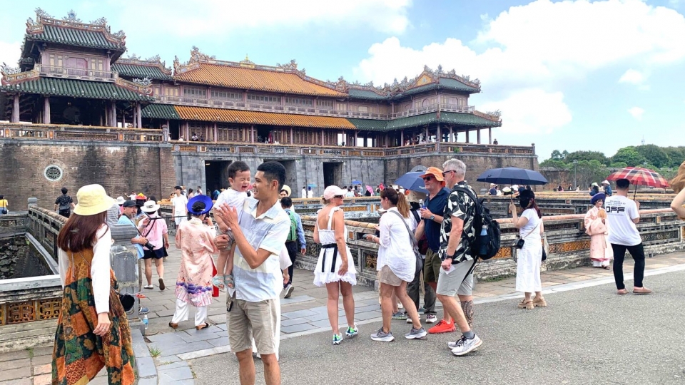 Đông dảo du khách tham quan văn hóa di sản ở Huế trong ngày 1-5.jpg