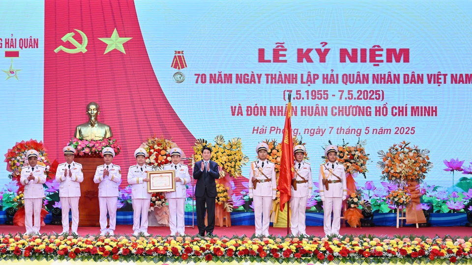 07_05_chu_tich_nuoc_luong_cuong_trao_huan_chuong_ho_chi_minh_cho_quan_chung_hai_quan_20250507112209.jpg