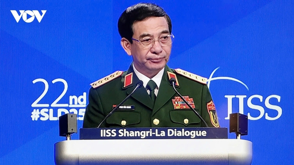 1. Defence Minister General Phan Van Giang delivered a strong message reaffirming Vietnam’s consistent adherence to its “Four No’s” defense policy, at the 22nd Shangri-La Dialogue in Singapore on May 31..jpg
