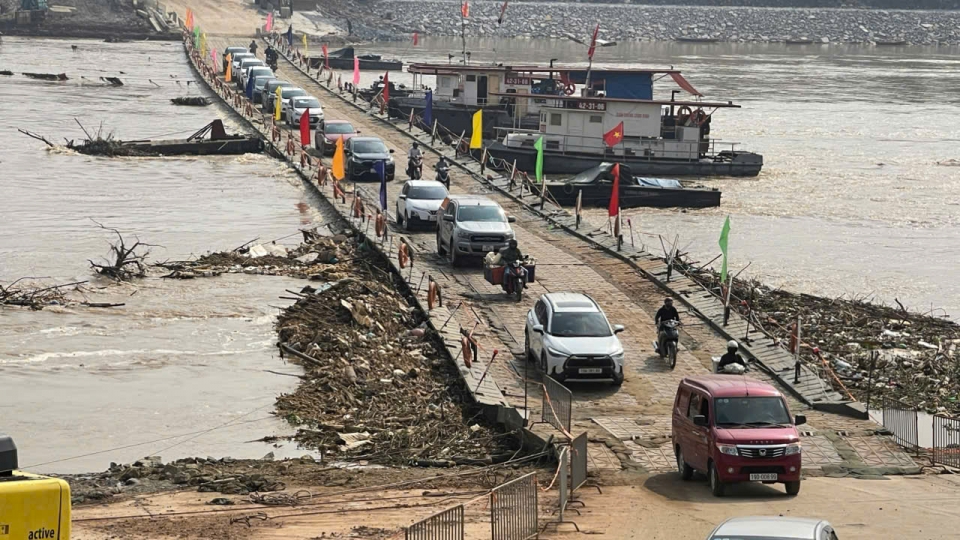 Cầu phao Phong Châu hoạt động trở lại sau khi tạm dừng để nối thêm đốt