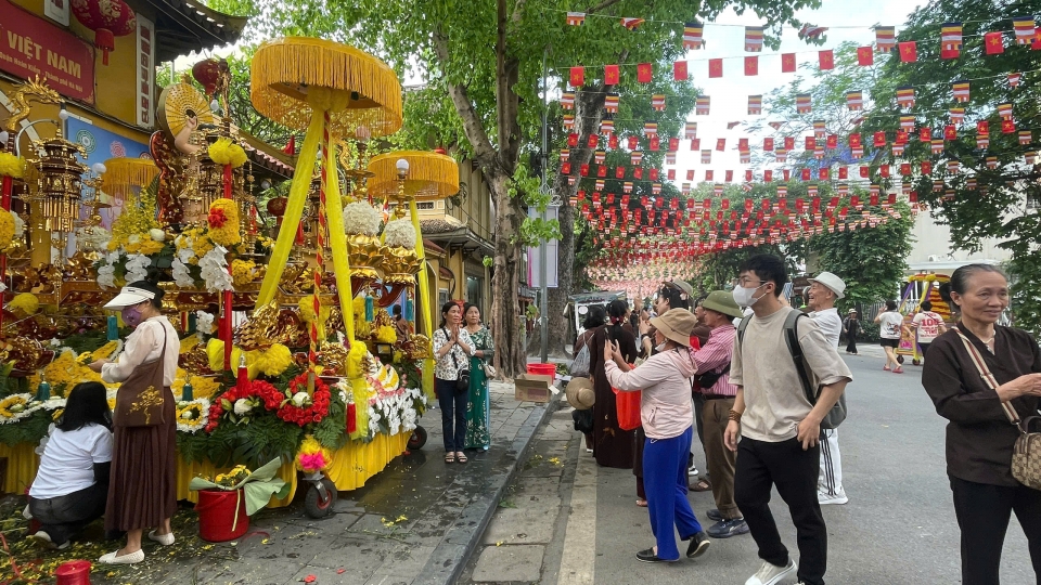 Chùa Quán Sứ rực rỡ trước giờ cung nghinh xá lợi Phật