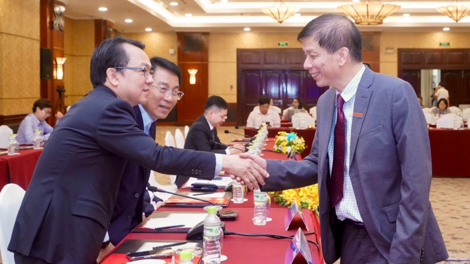 2 Doanh nghiệp trao bên lề diễn đàn.jpg