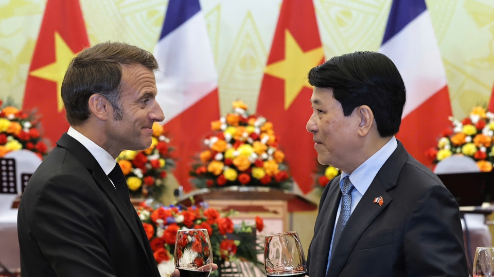 26-05_chu_tich_nuoc_luong_cuong_va_phu_nhan_vatong_thong_emmanuel_macron_tai_chieu_dai.jpg