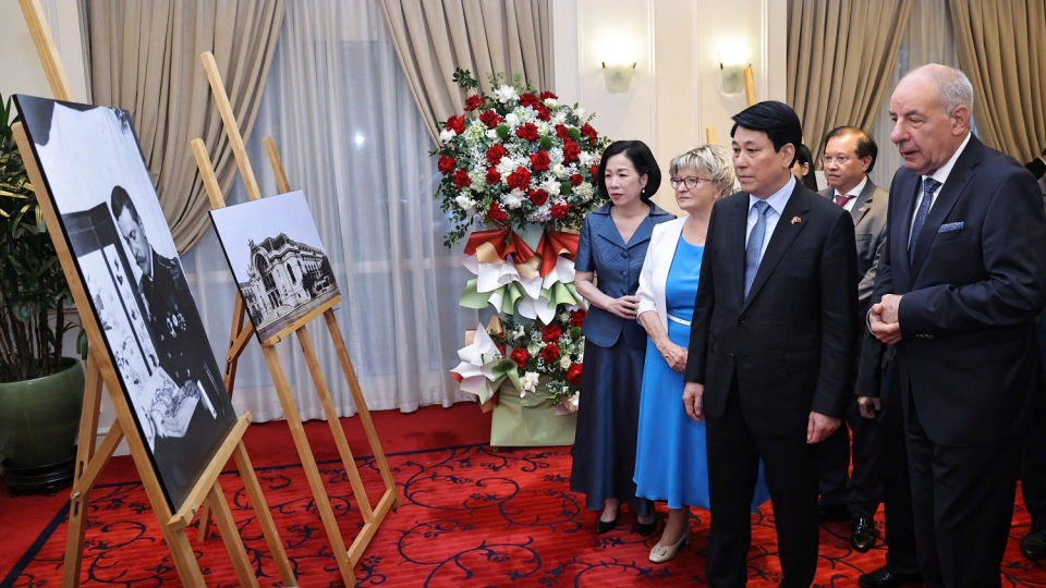 28-05_chu_tich_nuoc_luong_cuong_va_tong_thong_hungary_sulyok_tamas_xem_trung_bay_anh_tai_trien_lam.jpg