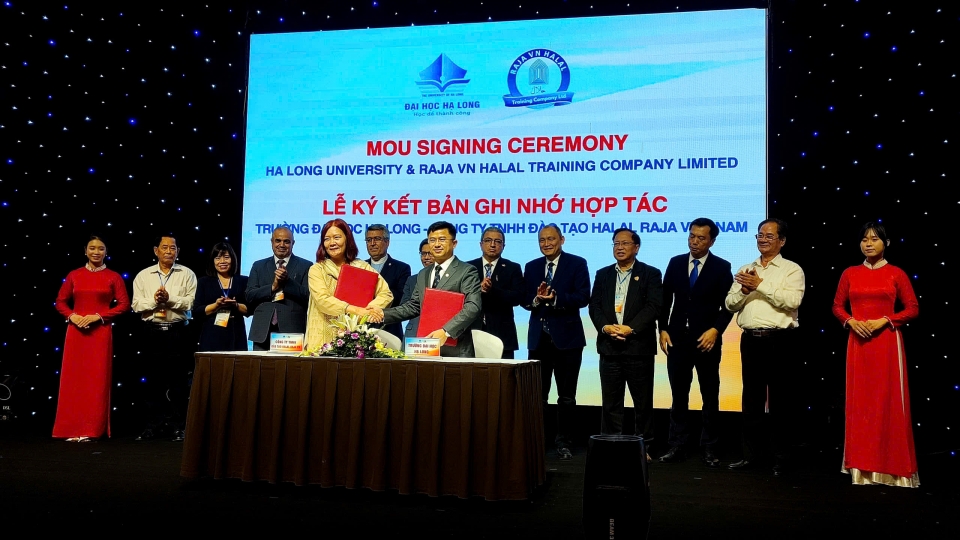 2_-_cac_dai_bieu_ky_ket_bien_ban_ghi_nho_hop_tac_dau_tu_phat_trien_nha_hang_khach_san_phuc_vu_rieng_dong_khach_halal_tai_quang_ninh.qua_.jpg
