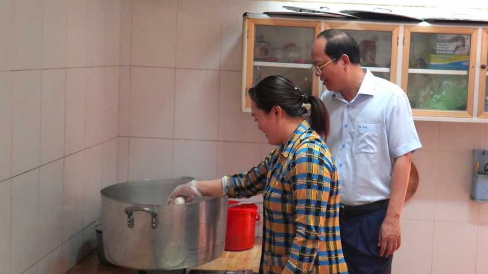 2_ong_nguyen_ho_hai_bi_thu_tinh_uy_ca_mau_xuong_tan_bep_de_xem_viec_nau_nuong_phuc_vu_hoc_sinh.jpg