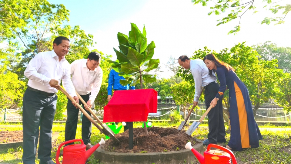 3_lanh_dao_tinh_ca_mau_trong_cay_trong_khuon_vien_den_tho_bac_o_tp.ca_mau.jpg