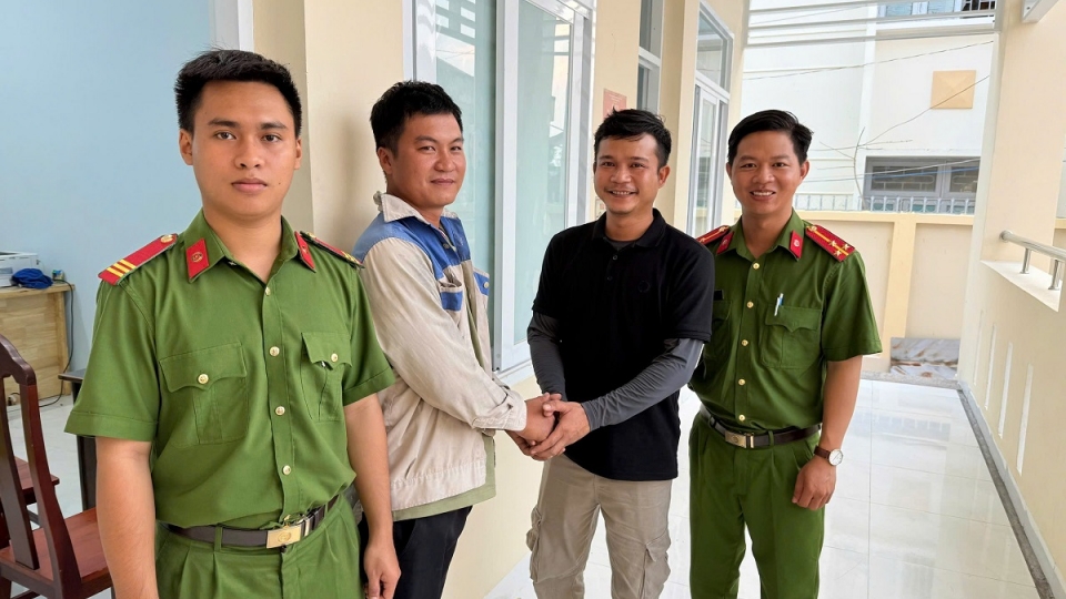 Anh Hồ Công Toàn thay mặt gia đình gửi lời cảm ơn đến anh Khoa và Công an xã Tân Thắng.jpg