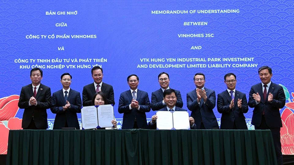 Businesses of Vietnam and RoK sign cooperation documents at MEET KOREA 2025 in Hung Yen on May 14.jpg