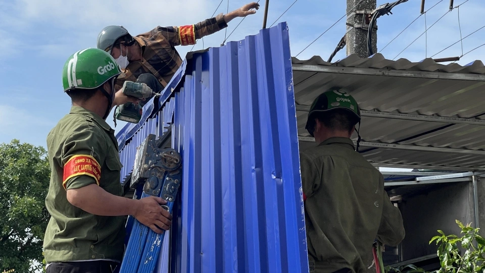 Các lực lượng chức năng tiến hành tháo dỡ.JPG