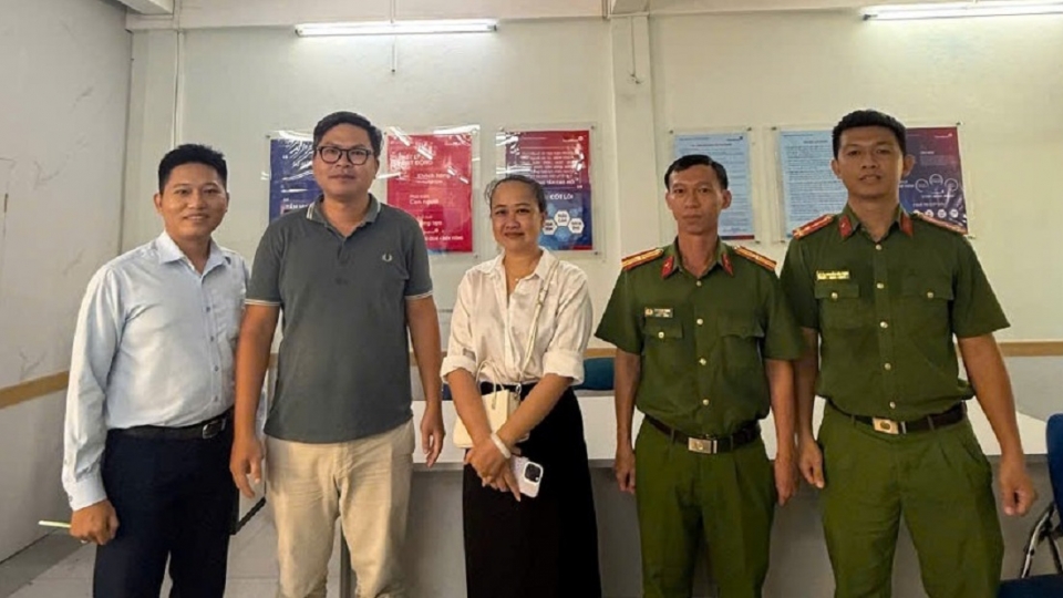 Công an phường Mũi Né hỗ trợ chị Duyên chuyển lại số tiền do chuyển nhầm của anh Phúc tại ngân hàng ngay trong chiều 1652025.jpg