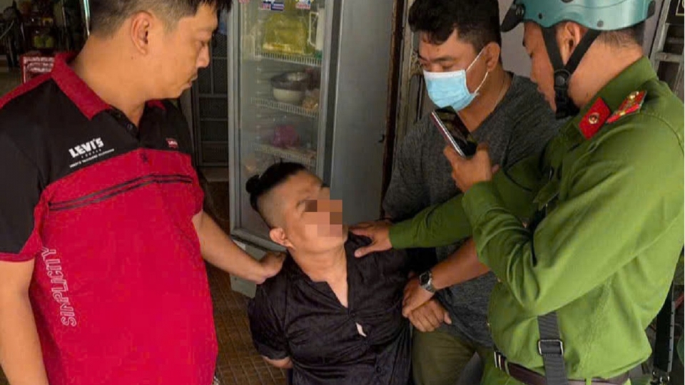 Công an phường Phú Thủy bắt giữ đối tượng Tiến tại quán cà phê.jpg