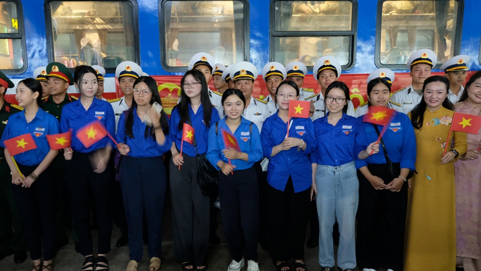 Các bạn sinh viên hào hứng chụp hình cùng cán bộ chiến sĩ đi trên tàu.jpg