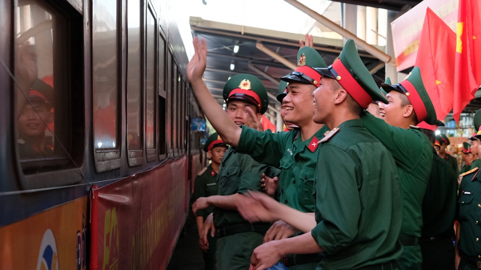 Các chiến sĩ BTL Quân khu 5 lưu luyến chia tay các chiến sĩ trên đoàn tàu về thủ đô.jpg