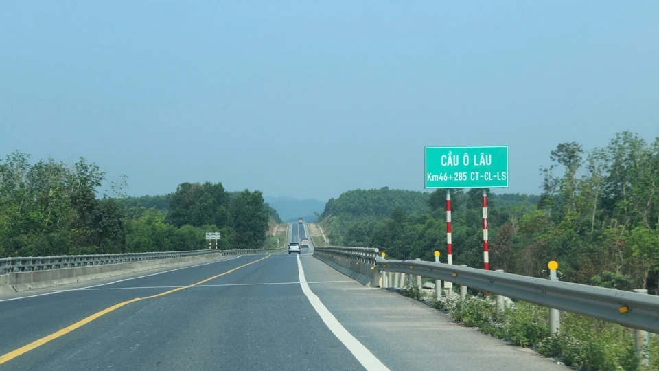 Cao tốc Cam Lộ – La Sơn.jpg